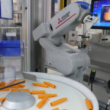 Mensch Maschine Schnittstelle + Roboter in Kunststofffertigung