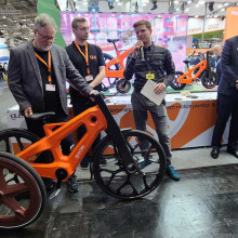 Weltweit erstes Urban Bike aus recyceltem Kunststoff