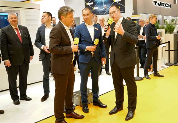 Federal Minister of Economics Habeck visits the Turck stand