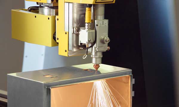 Gehäuse und Schaltschränke per Laserschneiden bearbeiten