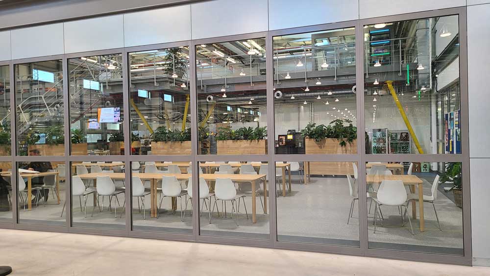 Moderne Kantine im Igus Neubau