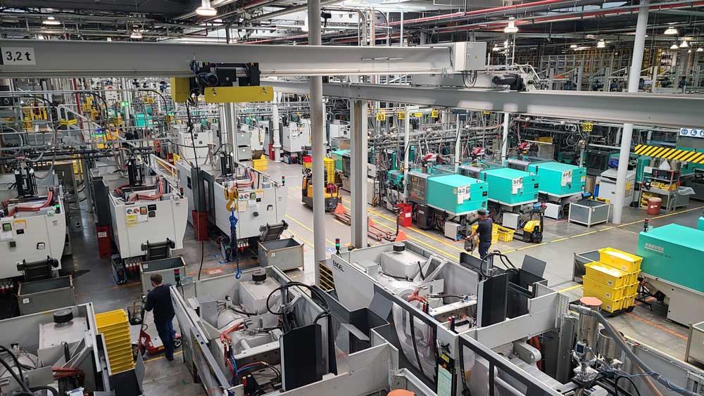 Auf Elektrorollern schneller durch die Fertigung