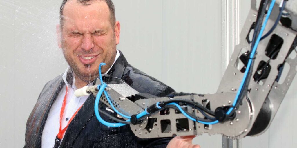 Igus Roboterarm Spritzwasser