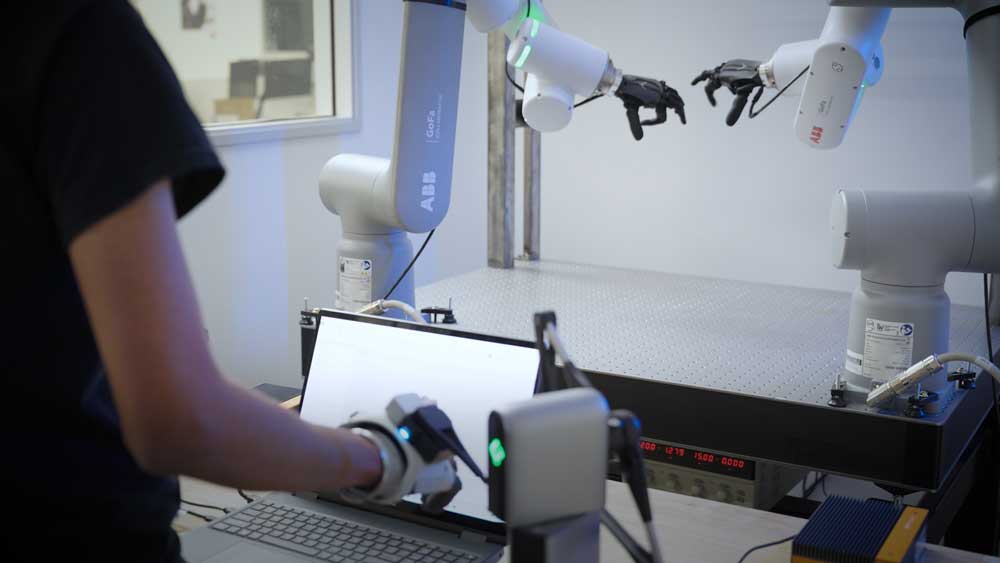 Geschicktere Roboterhand auf Basis physischer KI