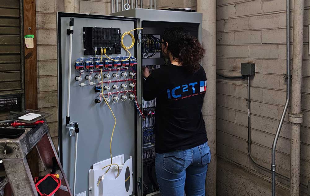 ICCT Mitarbeiterin bei der Schaltschrank Installation
