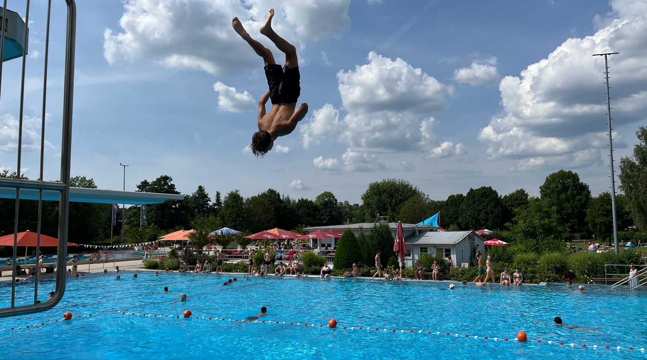Jumo Freibad Sprung ins saubere Nass